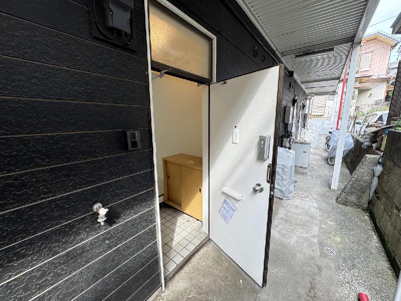 プチシャトー若草1階 玄関