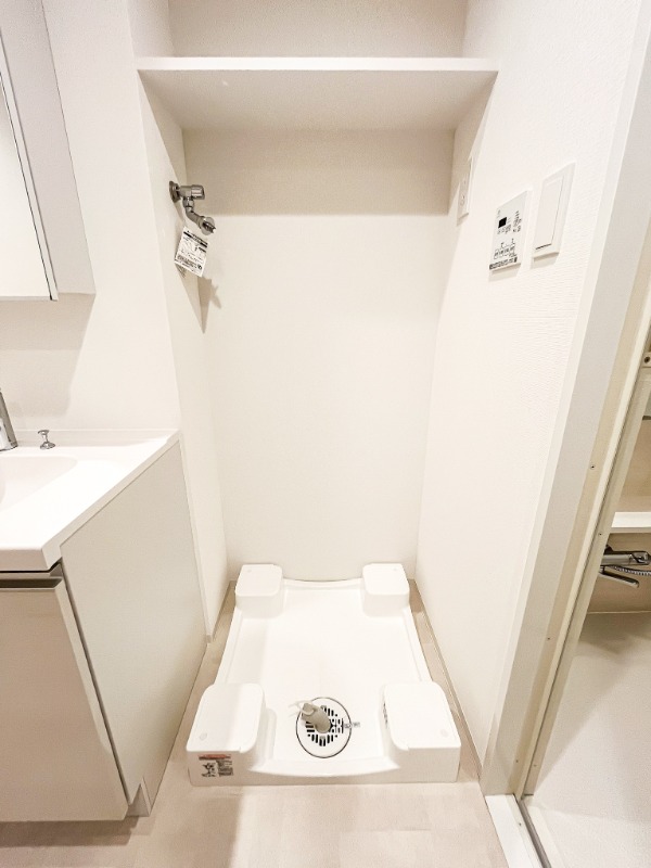 ドゥーエ王子神谷1階 洗濯機置場