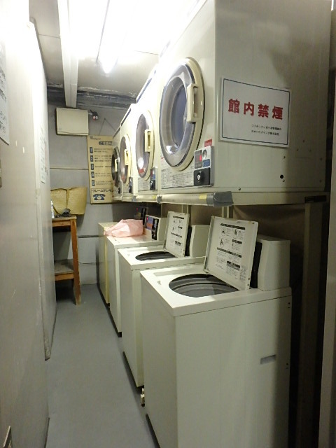 コスモシティ市ヶ谷2階 物件１Ｆにコインランドリー