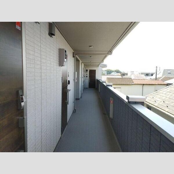 セレスティア北烏山 玄関前通路