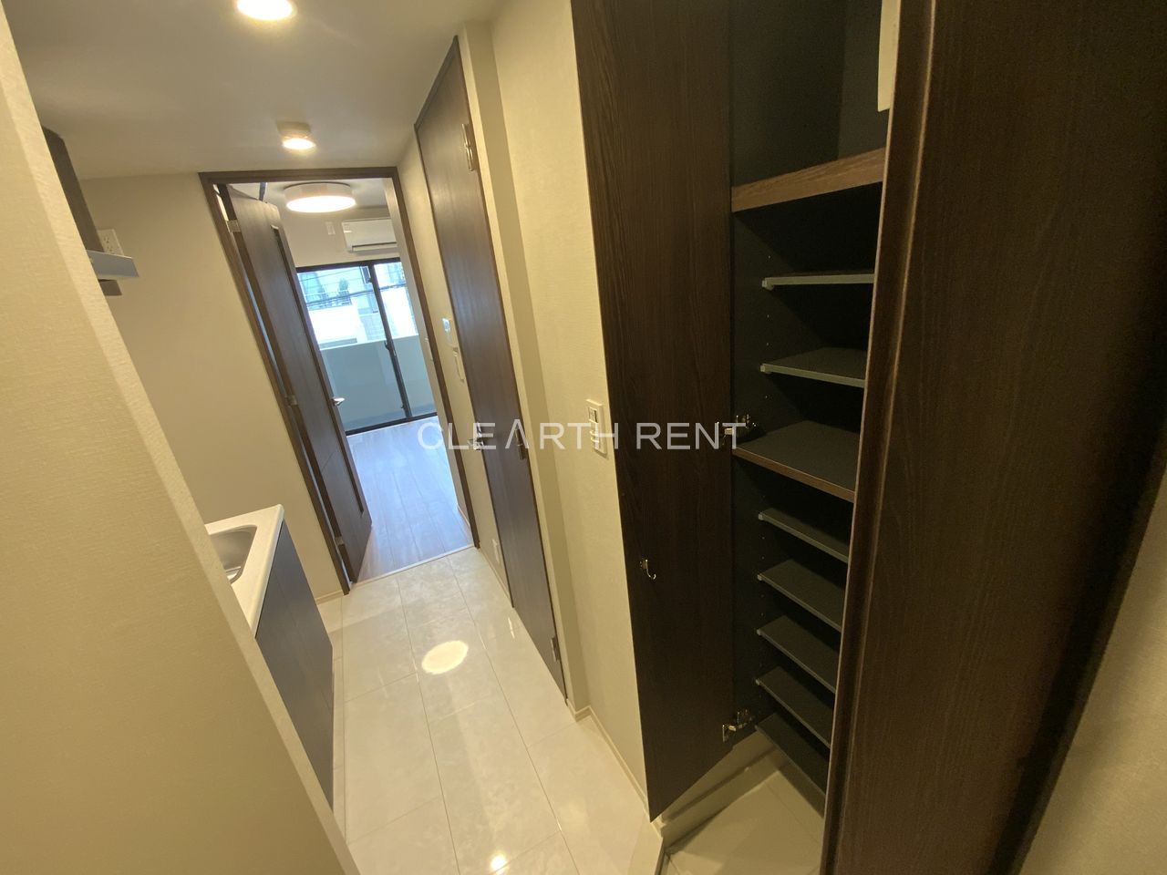 コンシェリア横濱元町 ＴＨＥ ＲＥＳＩＤＥＮＣＥ2階 ★姿見ミラー・人感センサー対応ライト付き玄関★