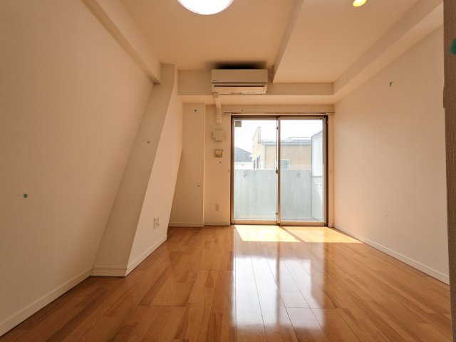 ケーディーエックスレジデンス上野毛201号室 リビング