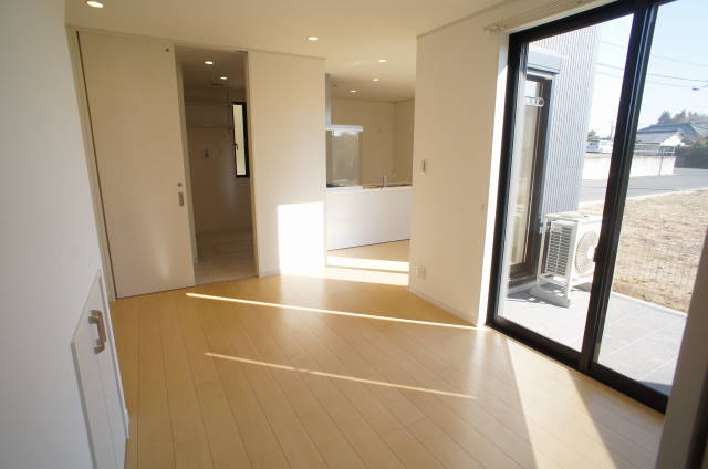 南生実町貸戸建２号棟 リビング