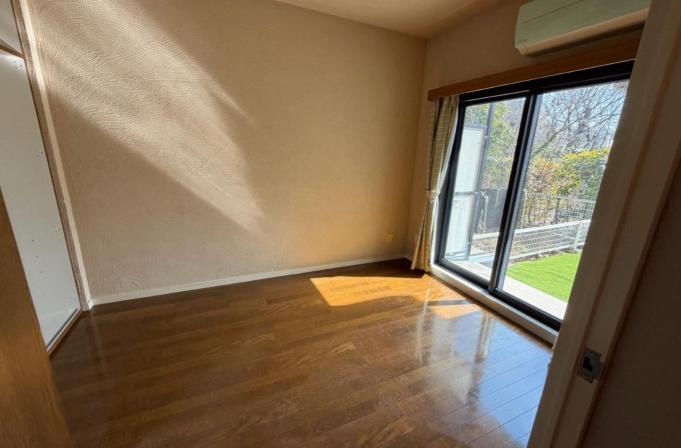 森の里セントラルビューハイツ 南向きの洋室（5.7畳）ひろびろ収納クローゼット、珪藻土壁