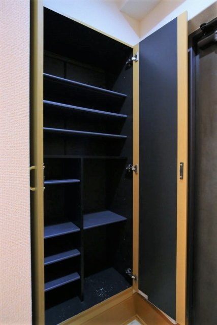 三田富洋ハイツ2階 靴入