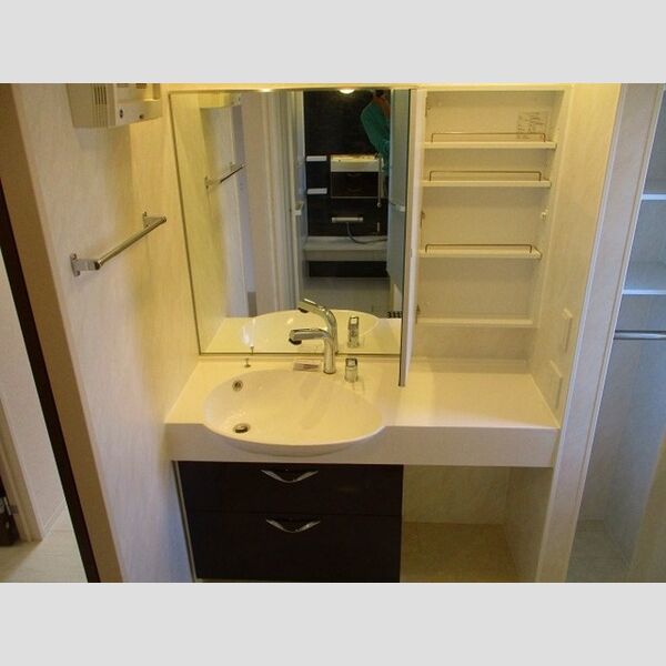 フォルテューヌD 洗髪洗面化粧台　(鏡面裏に収納棚あります)