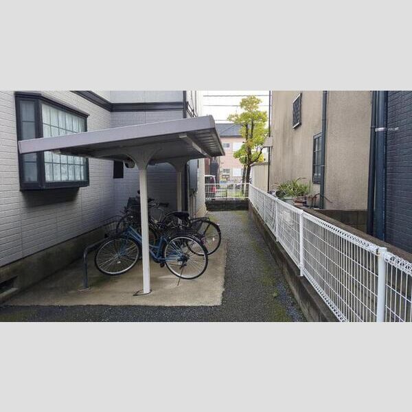 ロイヤルアネックス弐番館 駐輪場