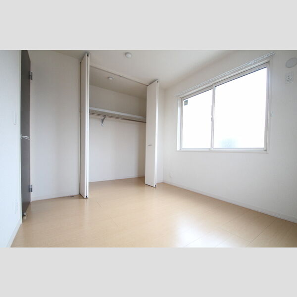 セジュール保塚A203号室 西側洋室5.3帖と天井まであるクローゼット