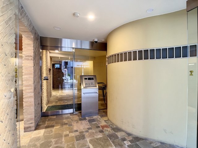 ヌフエタージュ702号室 エントランス