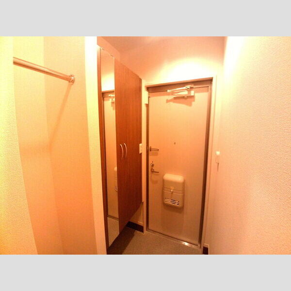 ブリュンヒルト202号室 シューズボックスのついた玄関