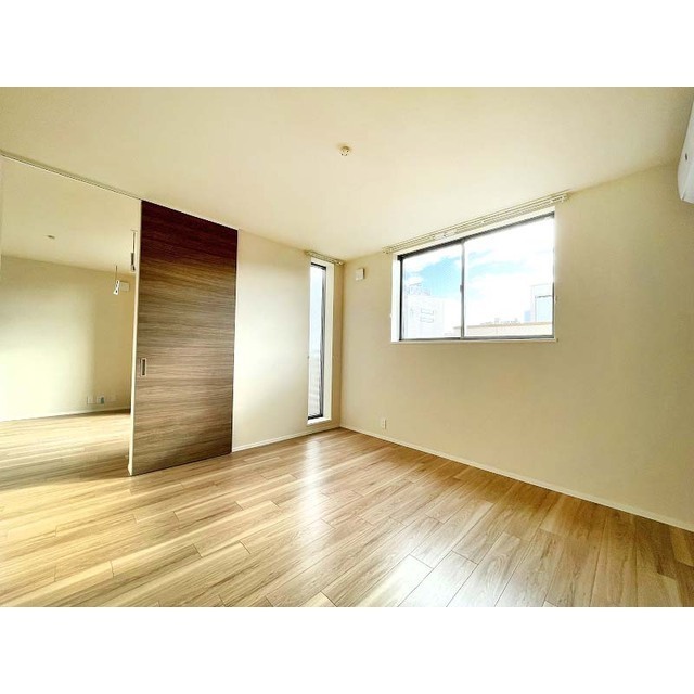 サニーハウス201号室 南向き洋室　2面採光で明るい