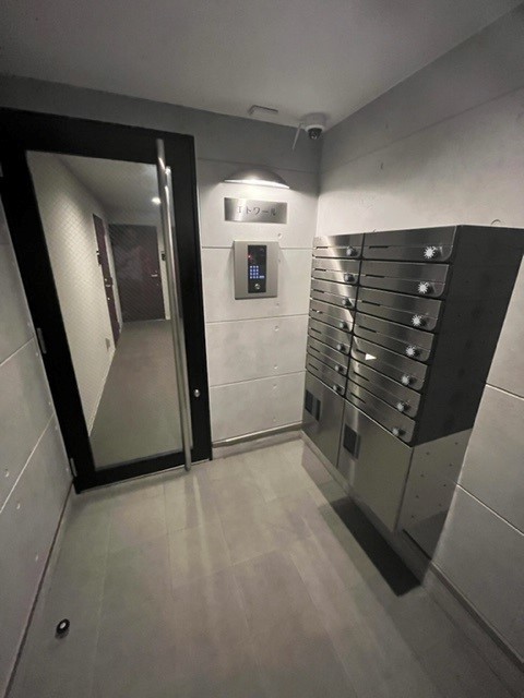 エトワール0305号室 夜間エントランス（防犯カメラも完備）