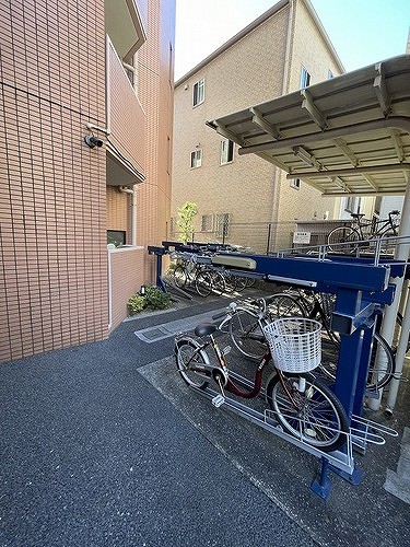 コスモ西尾久2階 駐輪場　※2025年11月撮影時