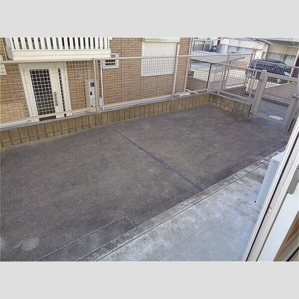 リビングタウンほたる野　E102号室 専用庭