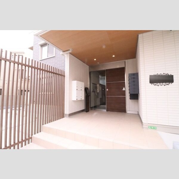 カーサリオ204号室 オートロックエントランスと宅配BOX