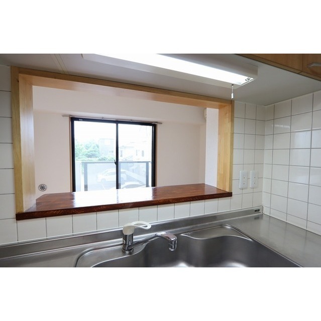 ローズパレス202号室 キッチンからリビングダイニング