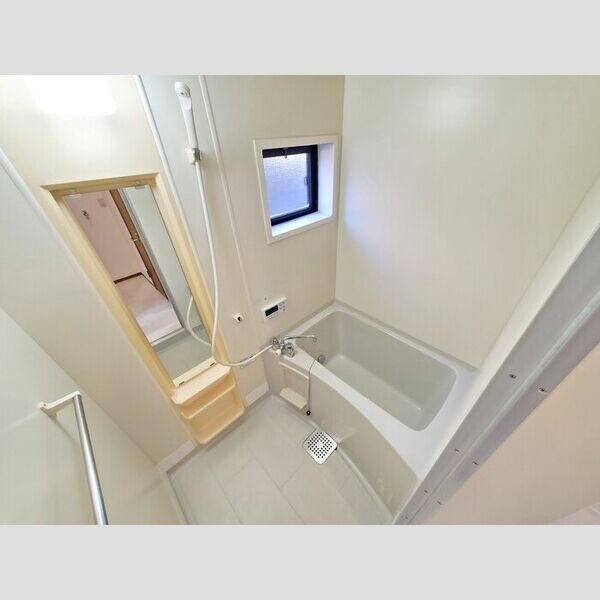 ベルクレスト　A 窓のある明るい浴室(追焚機能有)