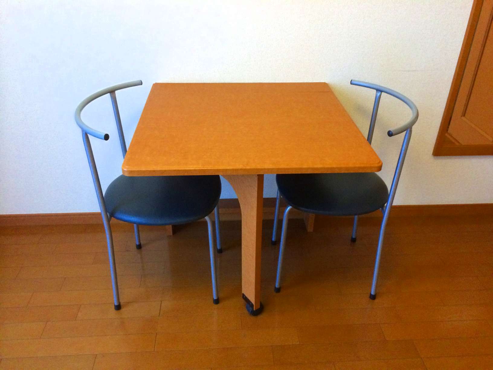 レオパレストーレイ303号室 机と椅子です。