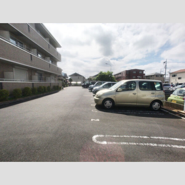 アムール赤山105号室 駐車場