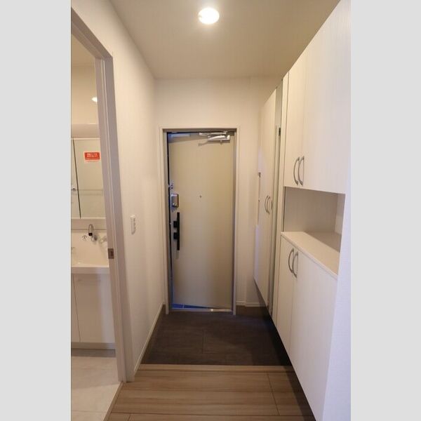 ロイヤルクレスト六号館 玄関