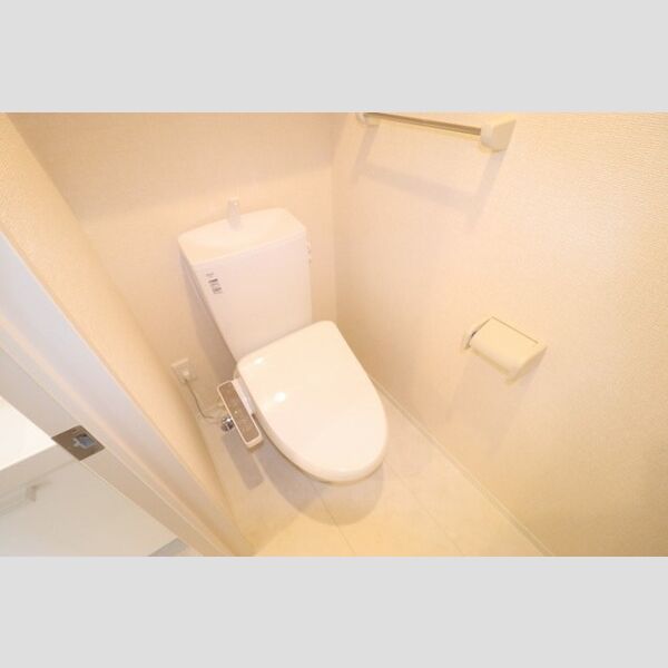 プランドールB302号室 トイレ　温水洗浄暖房便座