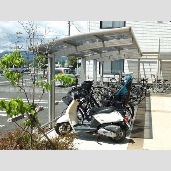 セレーソエステート202号室 駐輪場