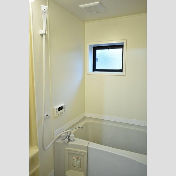 ヴァレンサ氷川　A/B 窓付バスルーム