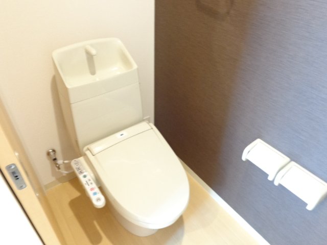 フローリッシュ・ガーデン102号室 シャワー付トイレ