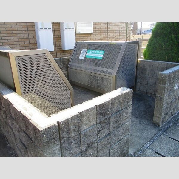 リビングタウンほたる野　B102号室 ゴミストッカー