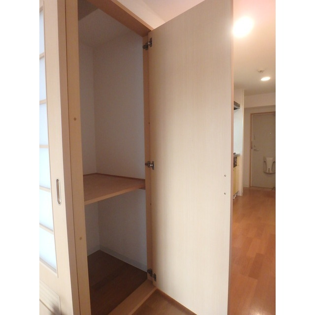 ブレクレール湘南206号室 廊下収納