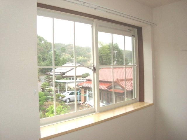 モデルナ203号室 出窓