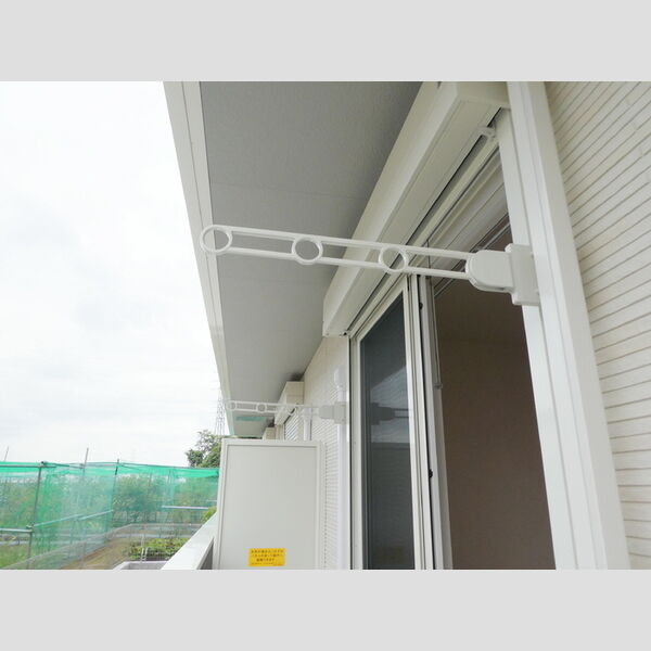 amuse105号室 ベランダ物干し竿ホルダー