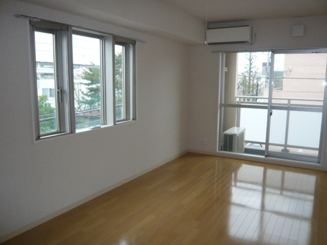 トラストコート立川0201号室 リビング