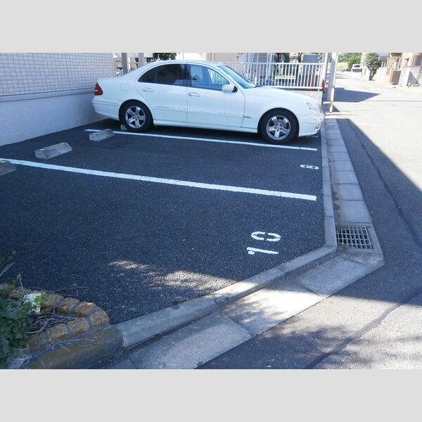 グランシャリオ万願寺201号室 駐車場