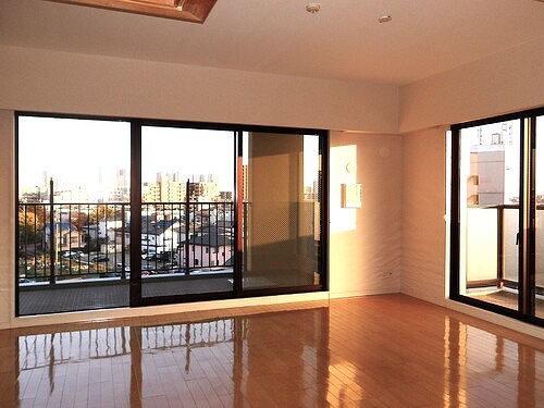 エクシオ中浦和レジデンス 2面採光のLD　※2025年10月撮影