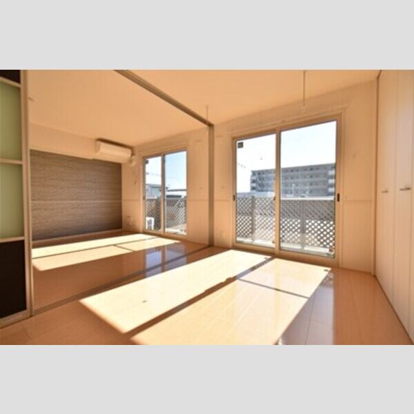 ザ・パーシモン　B102号室 居室とリビングダイニング