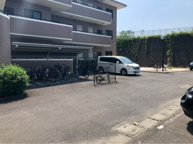 ヒルズ大倉山3階 駐車場・駐輪場あり※空き要確認