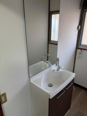 三芳町大字藤久保戸建 洗面台は新品。大きな鏡も付いてます