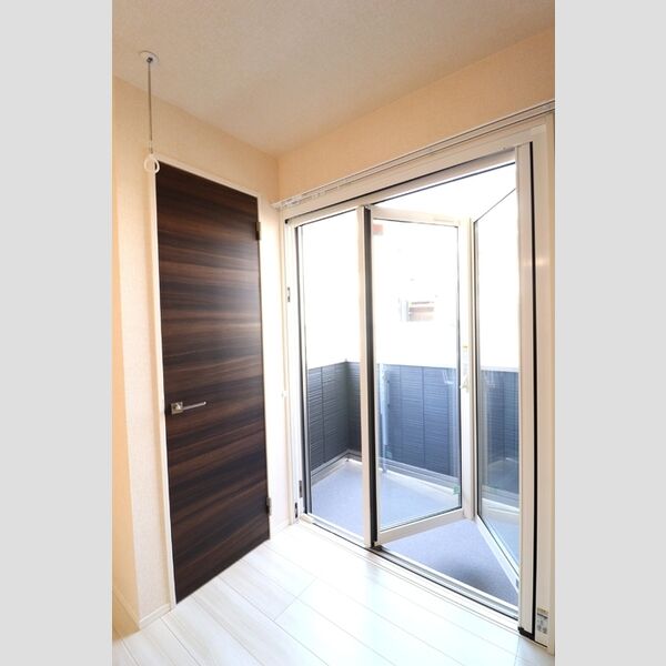 RENOM103号室 開放的なテラス　室内物干