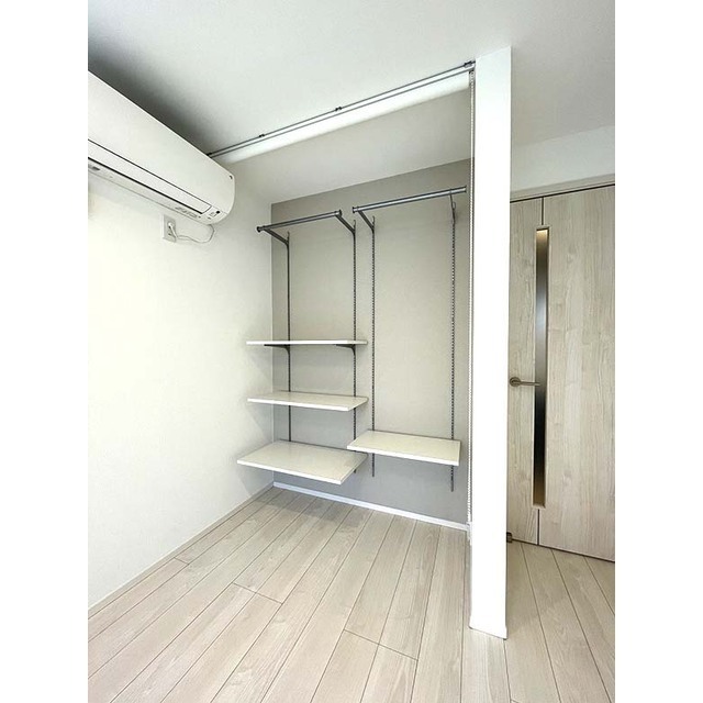 ピークヴィレ東向島201号室 可動式の棚で使いやすいクローゼット