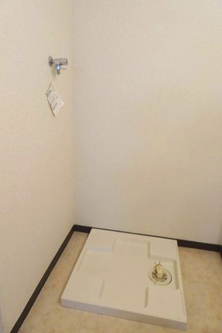 サンライズパレス 室内洗濯機置場　※別号室の参考写真です(現況優先・仕様違いの場合あり)