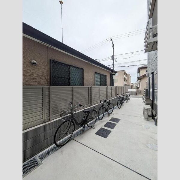 ロイヤルレジデンスⅢ301号室 駐輪場