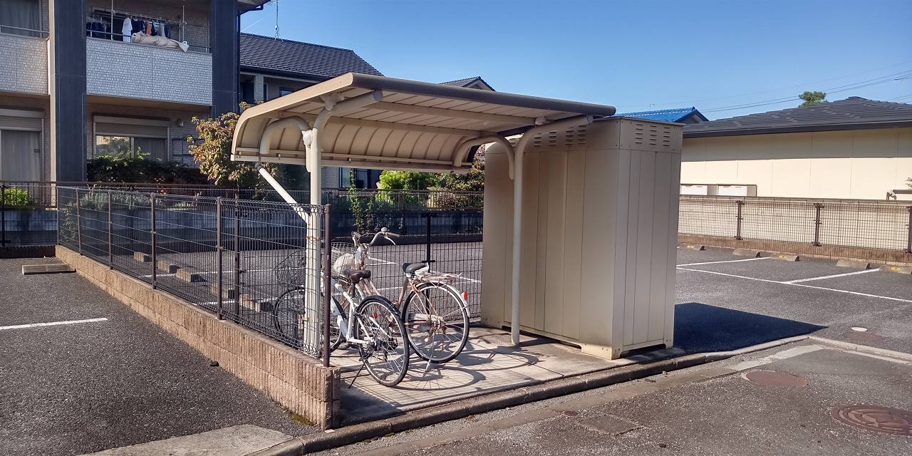 レオパレス横田レジデンス101号室 屋根付き駐輪場