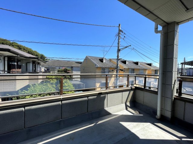 シェアハウス横浜根岸201号室 201屋根付き広々バルコニー