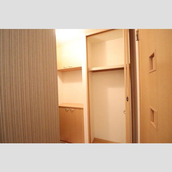 グランドゥールB202号室 玄関