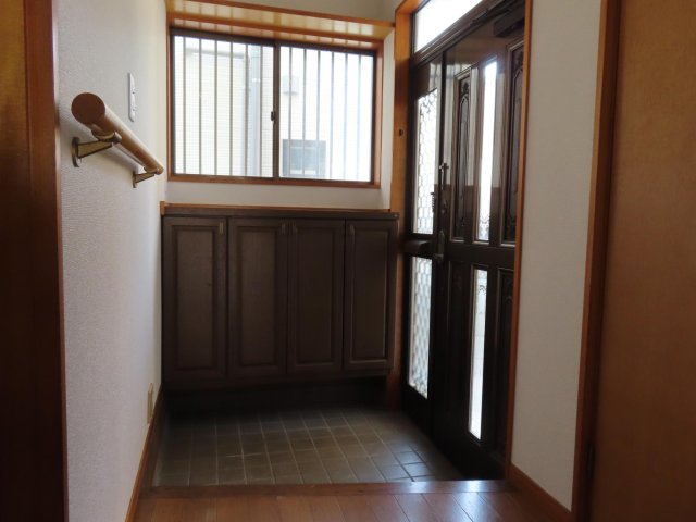 さいたま市大谷口戸建 明るく風通しの良い玄関／大きめシューズボックスあり