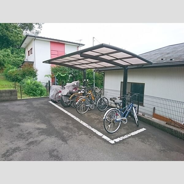 ソレアード201号室 駐輪場