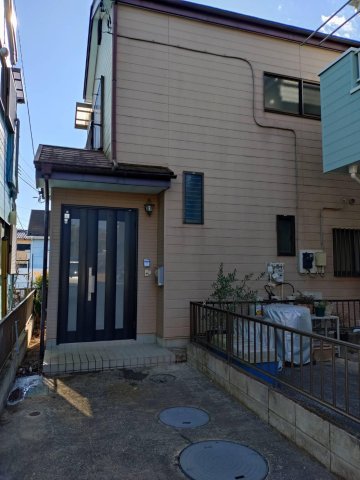 埼玉県川越市下広谷戸建て 玄関（玄関前駐車場）