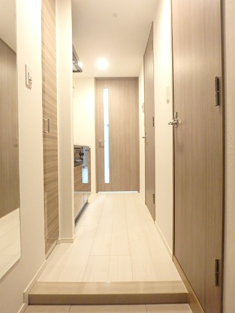 グランド・ガーラ横浜新子安10階 収納もある玄関です