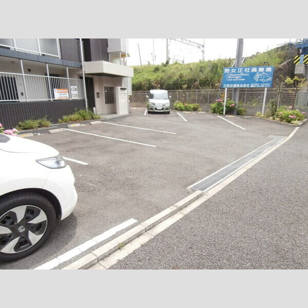 ミラージュ新子安 駐車場